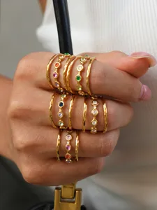 Elegante goldene Edelstahl-Stapelringe mit bunten Zirkoniasteinen für Damen und Mädchen.