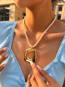 Elegante gouden vierkante hanger ketting, unieke niche designer sieraden voor vrouwen.