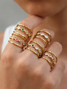 Detailaufnahme trendiger Edelstahl Ringe mit bunten Zirkonia Steinen im modischen Stil.