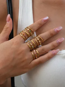 Elegante vergoldete Edelstahl bunte Zirkon Stapelringe fuer Damen Mode Schmuck.