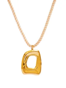 Gedetailleerde close-up van de niche ins-stijl vierkante hanger ketting met touwketting.