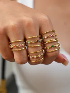 Edelstahl bunte Zirkon Ringe Detail, minimalistischer goldener Ring Stapel für Damen.