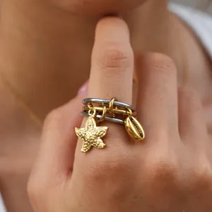Edelstahl Mehrfach Ring mit süßen Seestern und Muschel Anhängern für Damen im Alltag tragen.