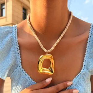 Modieuze ketting met opvallende onregelmatige vierkante hanger en dikke touwketting.