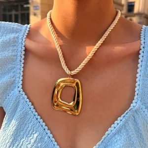 Dikke touwketting met grote onregelmatige vierkante hanger, niche ins stijl gouden sieraad.