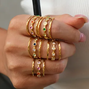 Stapelbare goldene Edelstahlringe mit funkelnden bunten Zirkoniasteinen fuer Damen.