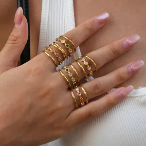 Stapelbare goldene Edelstahlringe mit bunten Zirkonia Steinen für Damen Modeschmuck