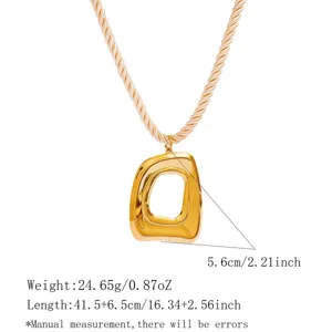 Gouden geometrische hangketting met gevlochten ketting, stijlvolle dames sieraden.