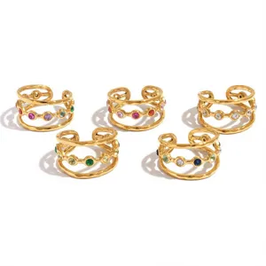 Modische mehrschichtige goldene Edelstahlringe mit bunten Zirkoniasteinen fur elegante Damen.
