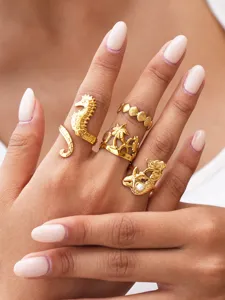 Nahaufnahme des goldenen Edelstahl Meeres Ring Sets mit Seepferdchen und Muschel Details.