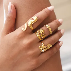 Goldene Statement Ringe Set mit Seepferdchen, Palme, Muschel und Perle für Frauen.