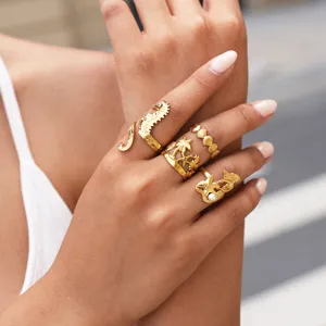 Minimalistisches Goldring-Set mit Ozean-Motiven wie Seepferdchen und Muscheln, Edelstahl.