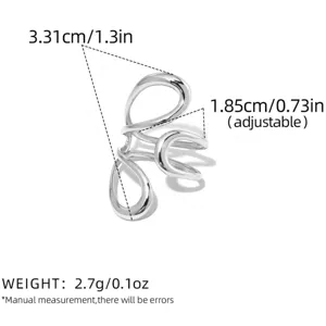 Detalle de un anillo geométrico de plata irregular que muestra dimensiones precisas.