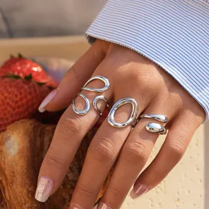 Set de anillos de plata geométricos minimalistas elegantes para mujer, ideal para verano.