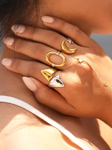 Precioso conjunto de anillos y pulsera de acero inoxidable bicolor con estrella y luna.