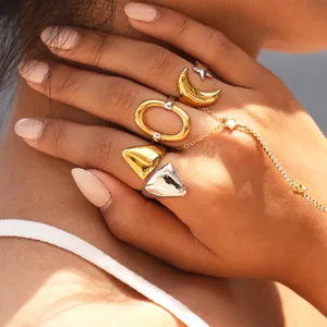 Conjunto de anillos y pulsera de acero inoxidable en dos tonos con diseño de estrella.