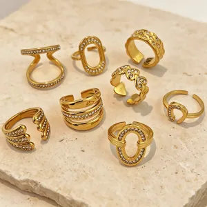 Vergulde roestvrijstalen strass geometrische stapelbare ringen detailweergave set.