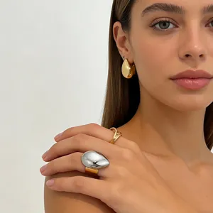Anillo de lágrima bicolor minimalista y pendientes elegantes de acero de titanio.