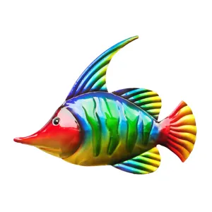 Dettaglio decorazione murale pesce tropicale in metallo colorato, finitura arcobaleno, ferro.