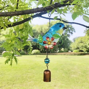 Dettaglio del campanello eolico in vetro appendibile, decoro giardino metallo fuori.