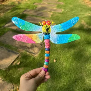 Dettaglio di libellula da parete in metallo colorato, decorazione da giardino unica.