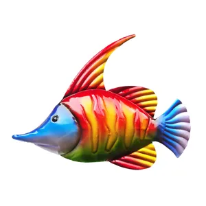 Dettaglio ravvicinato dell'arte da parete in metallo colorato, con vibrante finitura sfumata.