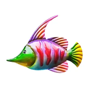 Dettaglio dell'arte murale di pesce tropicale in metallo con gradienti colorati.