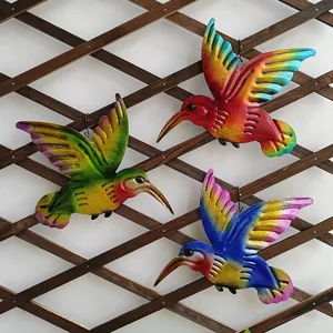 Metal hummingbird wall art details, vibrant gradient colors, ideal for garden and home decor.