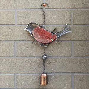 Campanello a vento con uccello in metallo e vetro crepato rosso decorazione da appendere.