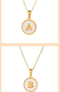 Vue détaillée d'un collier en acier titane doré avec pendentif lettre coquillage blanc.