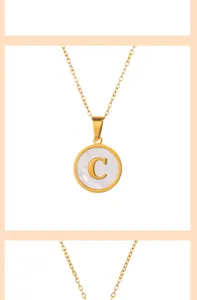 Gros plan détail du collier pendentif doré avec initiale lettre C en acier au titane.
