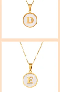Vue de détail en gros plan de l'élégant collier pendentif rond en acier titane doré.
