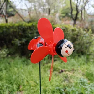 Primo piano di girandola coccinella, carina decorazione da giardino rosso nero.