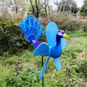 Dettaglio girandola pavone blu, paletto mulino a vento decorativo in plastica per giardino.