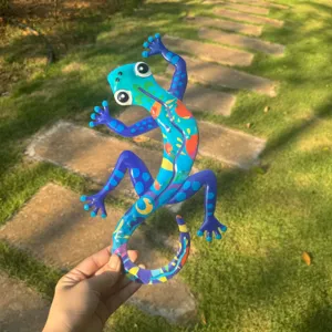 Metal gecko wall art, colorful painted lizard hanging decor for indoor and outdoor garden.
