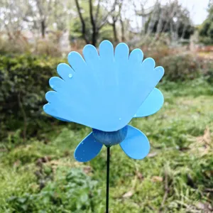 Dettaglio girandola pavone blu, paletto da giardino esterno decorazione per balcone e corte.