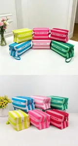 Trousse de toilette tricotée à rayures colorées avec fermeture éclair, grand sac de maquillage.