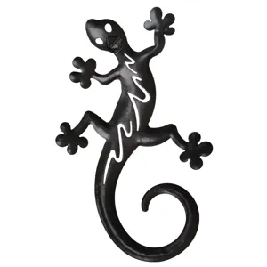 Black metal gecko wall art, iron lizard hanging decor for indoor and outdoor home decor.