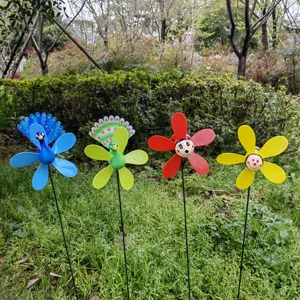 Set di mulini a vento da giardino con simpatici motivi di pavone e insetti per decorazione.