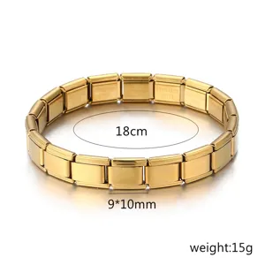 Detail van de roestvrijstalen modulaire armband met gouden afwerking en 9x10mm blokken.
