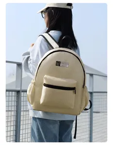 Vista detallada de la mochila de viaje ligera y plegable usada al aire libre con textura.