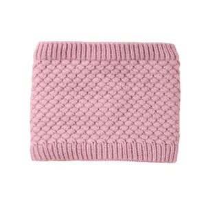 Scaldafuoco in maglia rosa accogliente, dettaglio di sciarpa termica invernale morbida.
