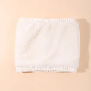 Dettaglio scaldacollo in pile bianco, sciarpa invernale in morbida maglia, accessorio freddo.