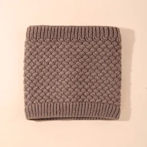 Caldo scaldacollo invernale in maglia spessa, elegante sciarpa collo alto dettaglio.
