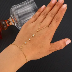 Bracciale da mano placcato in oro in acciaio inossidabile con zirconi scintillanti.