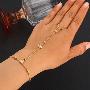 Squisito bracciale da mano dorato con zircone a cuore per un look elegante quotidiano.