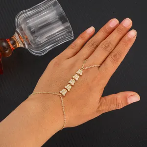 Detalle de cadena de mano mariposa oro, pulsera de dedo circonita, joya elegante.