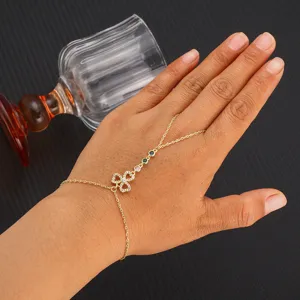 Pulsera de mano chapada en oro con circonita cúbica de trébol de cuatro hojas y piedras