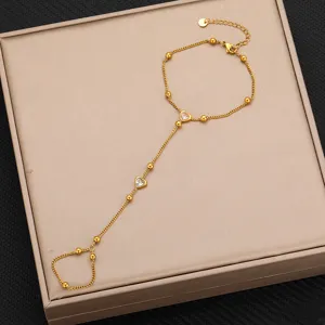 Bracciale da dito in acciaio titanio dorato con zircone a cuore, gioiello elegante.