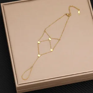 Dettaglio bracciale schiavo farfalla dorato, catena mano in acciaio titanio gioiello.